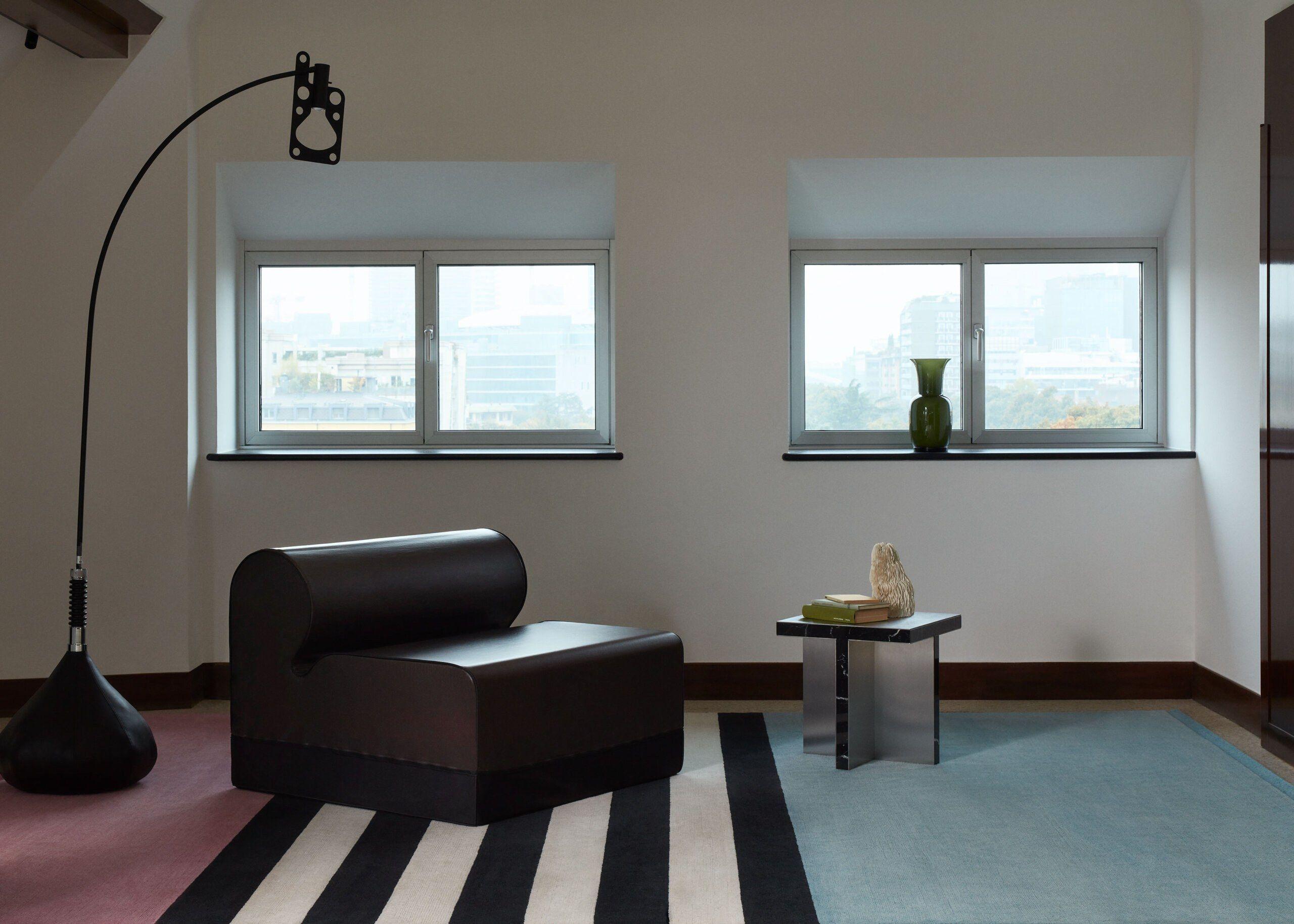 Cc tapis charlotte perriand noir blanc 1972 photoshooting motel scaled