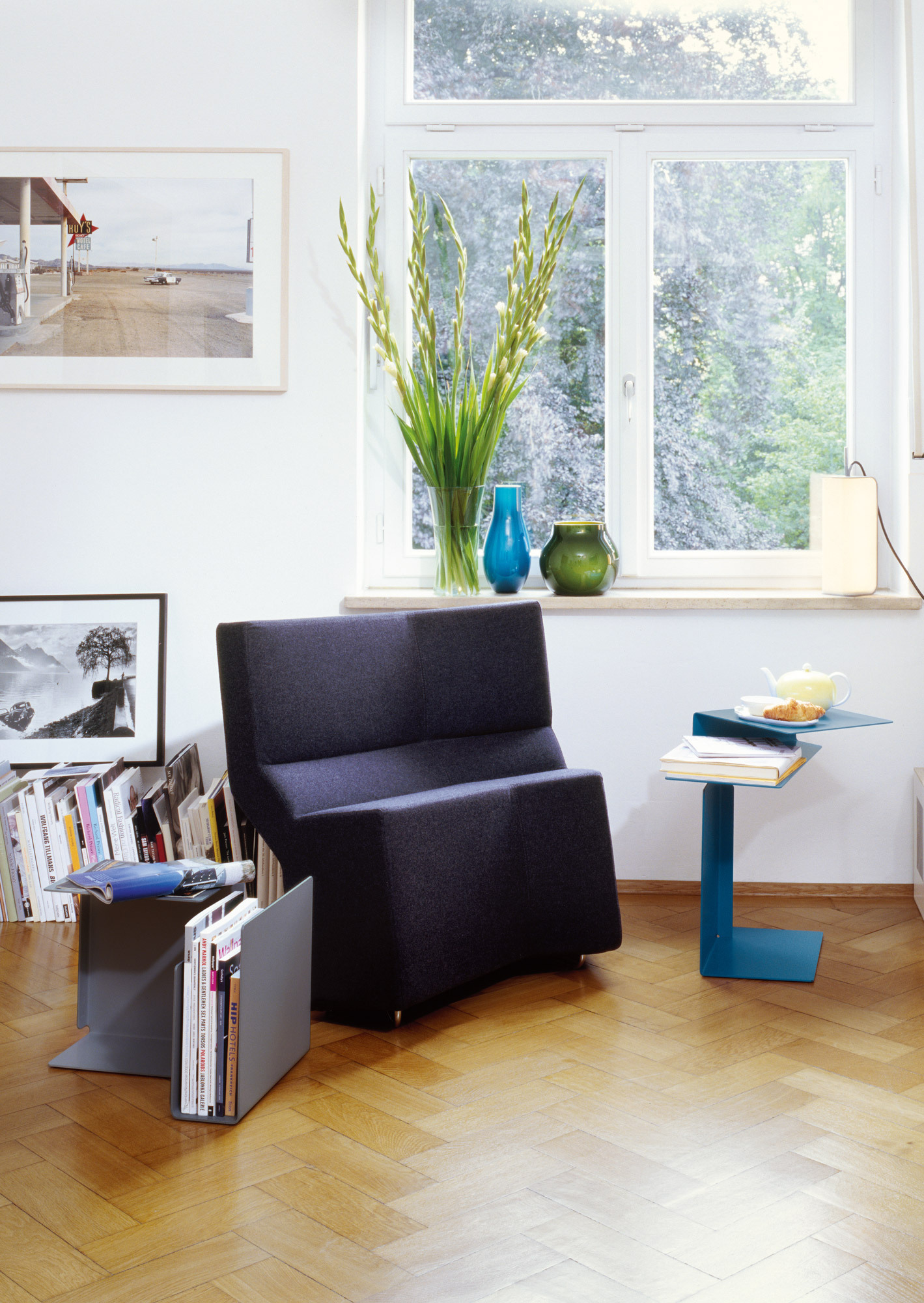 Classi Con diana side table chaos chair photo holzherr
