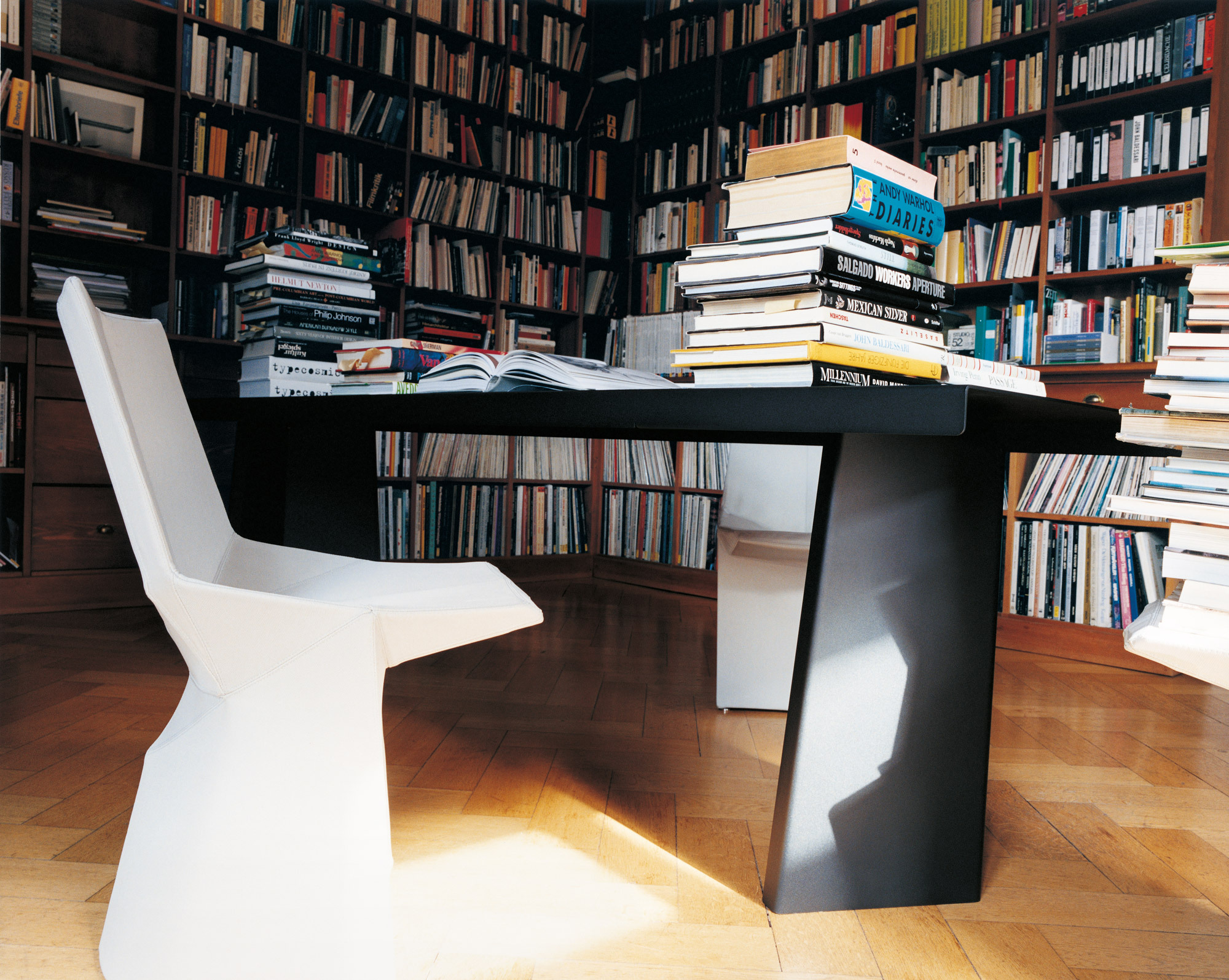 Classi Con mars chair pallas table library photo halard