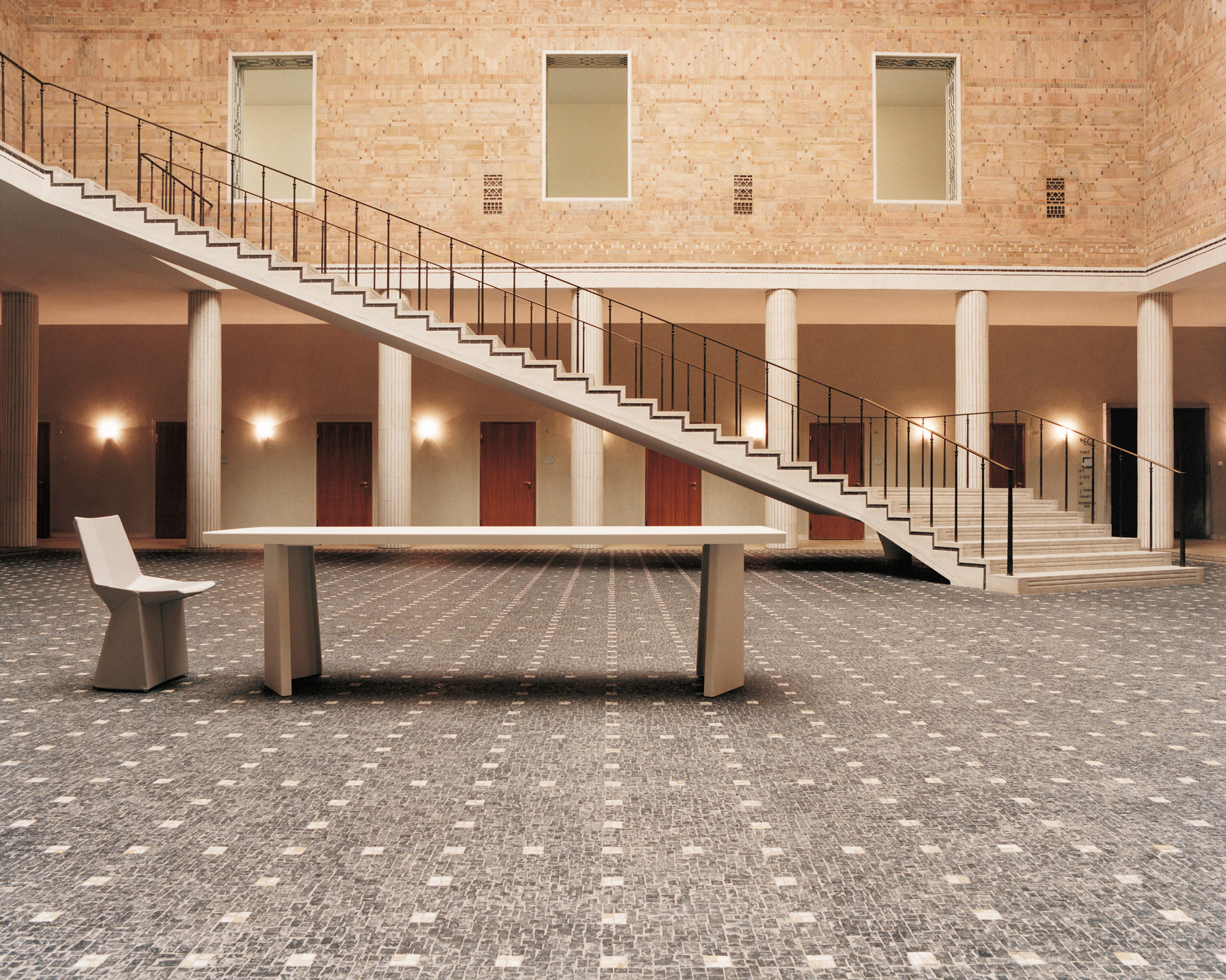 Classi Con mars chair pallas table allianz photo halard