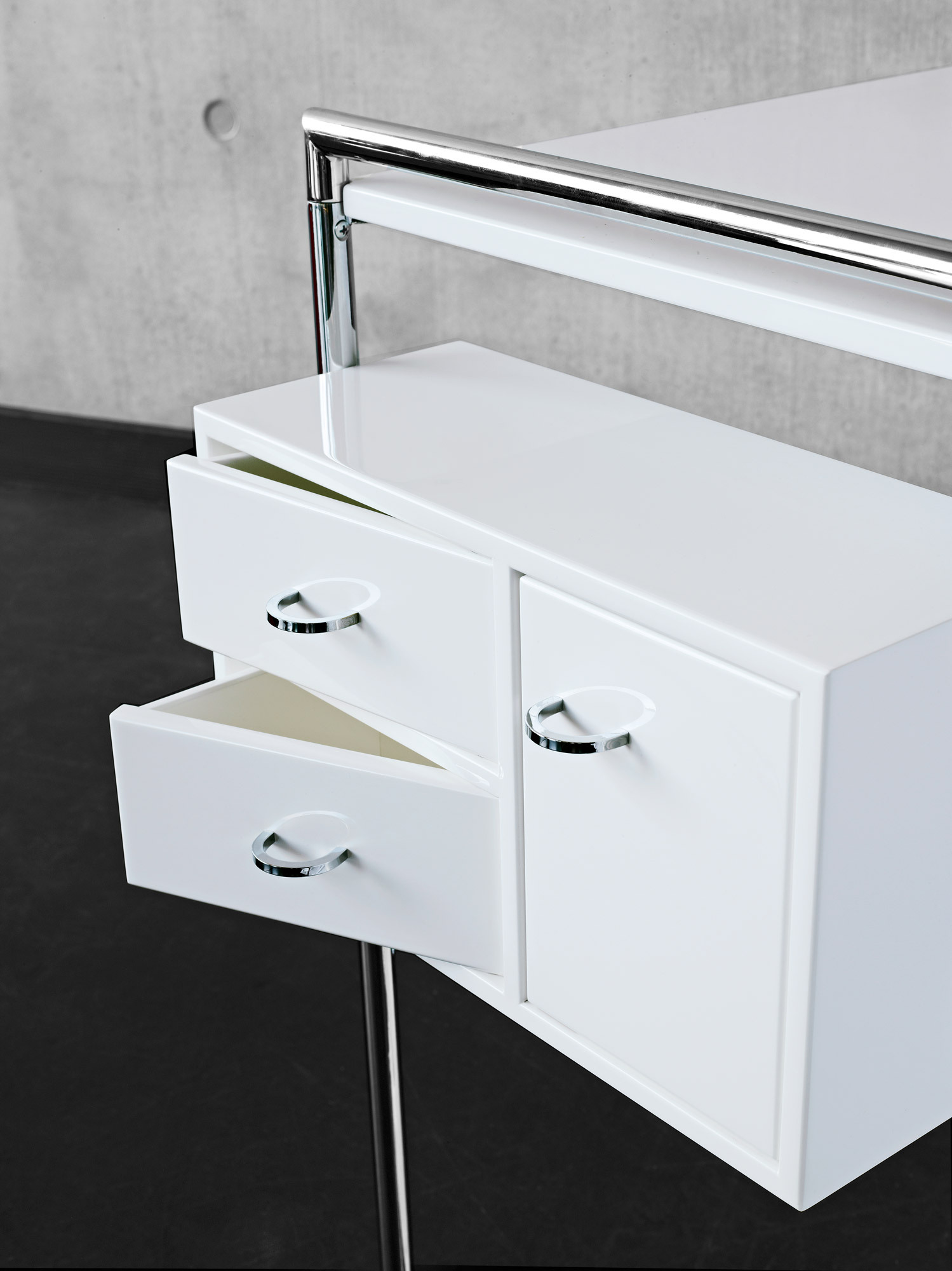 Classi Con petite coiffeuse detail white photo seelen