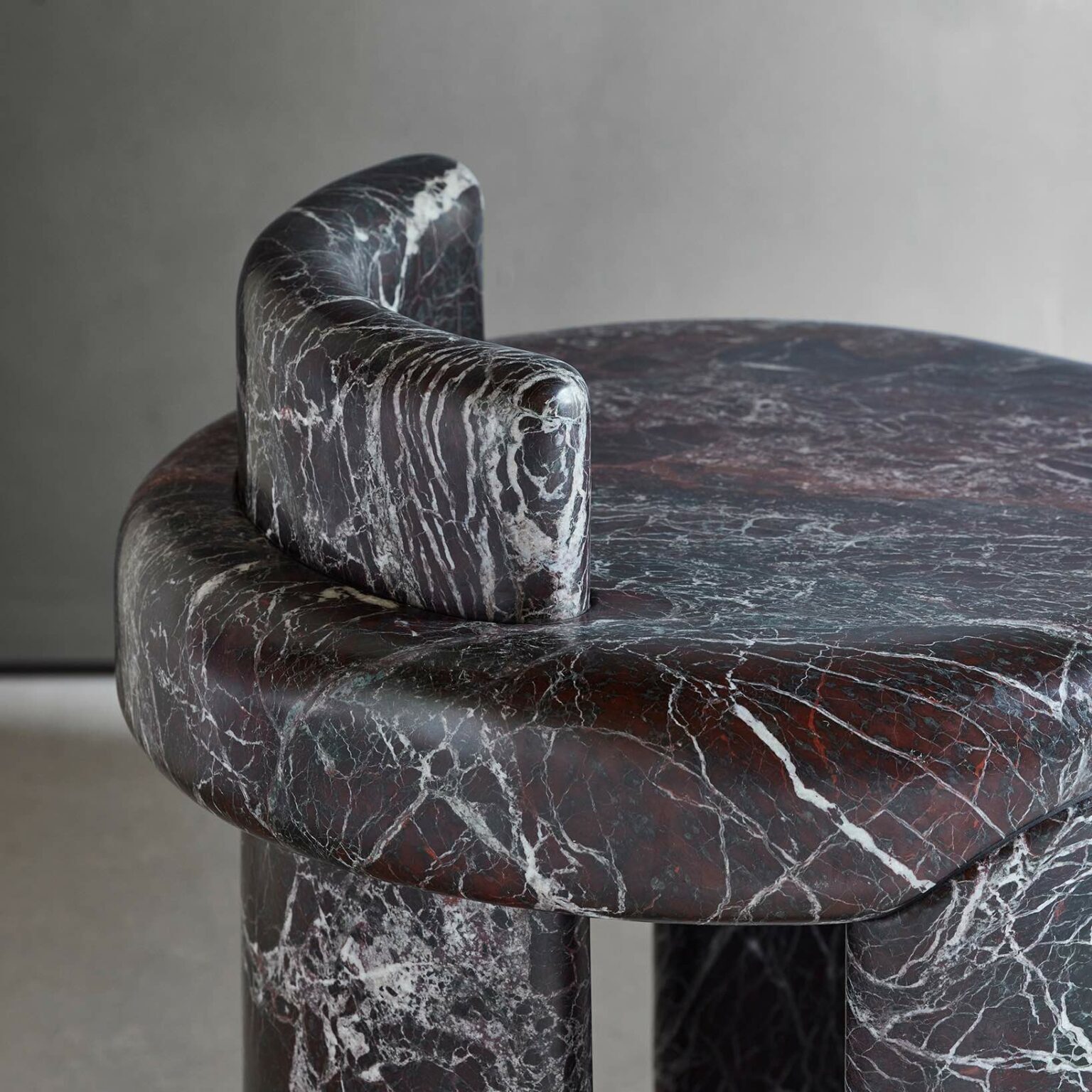 KAFA STOOL ROSSO LEVANTO2 LUCA ERBA COLLECTION PARTICULIERE CREDIT PHOTO F AMIAND 1536x1536