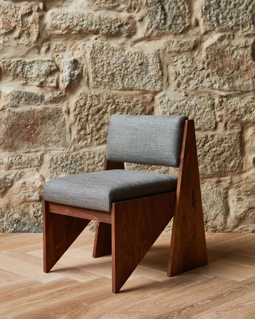 179 Altair Chair in Danish oiled walnut and Base 007 fabric by Anthony Guerree photographed by Yuki Sugiura WEB 1800x1800 1