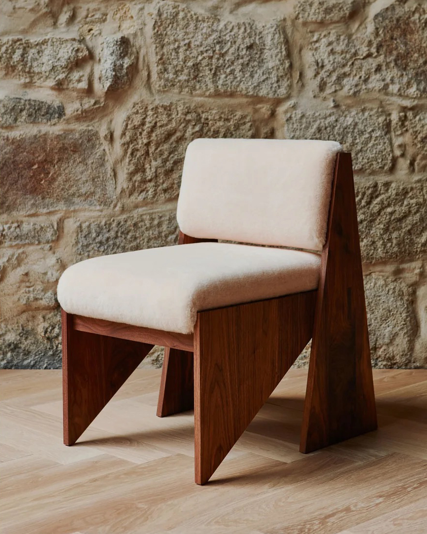 179 Altair Chair in Danish oiled walnut and Einar 527 fabric by Anthony Guerree photographed by Yuki Sugiurax2web 1800x1800 1