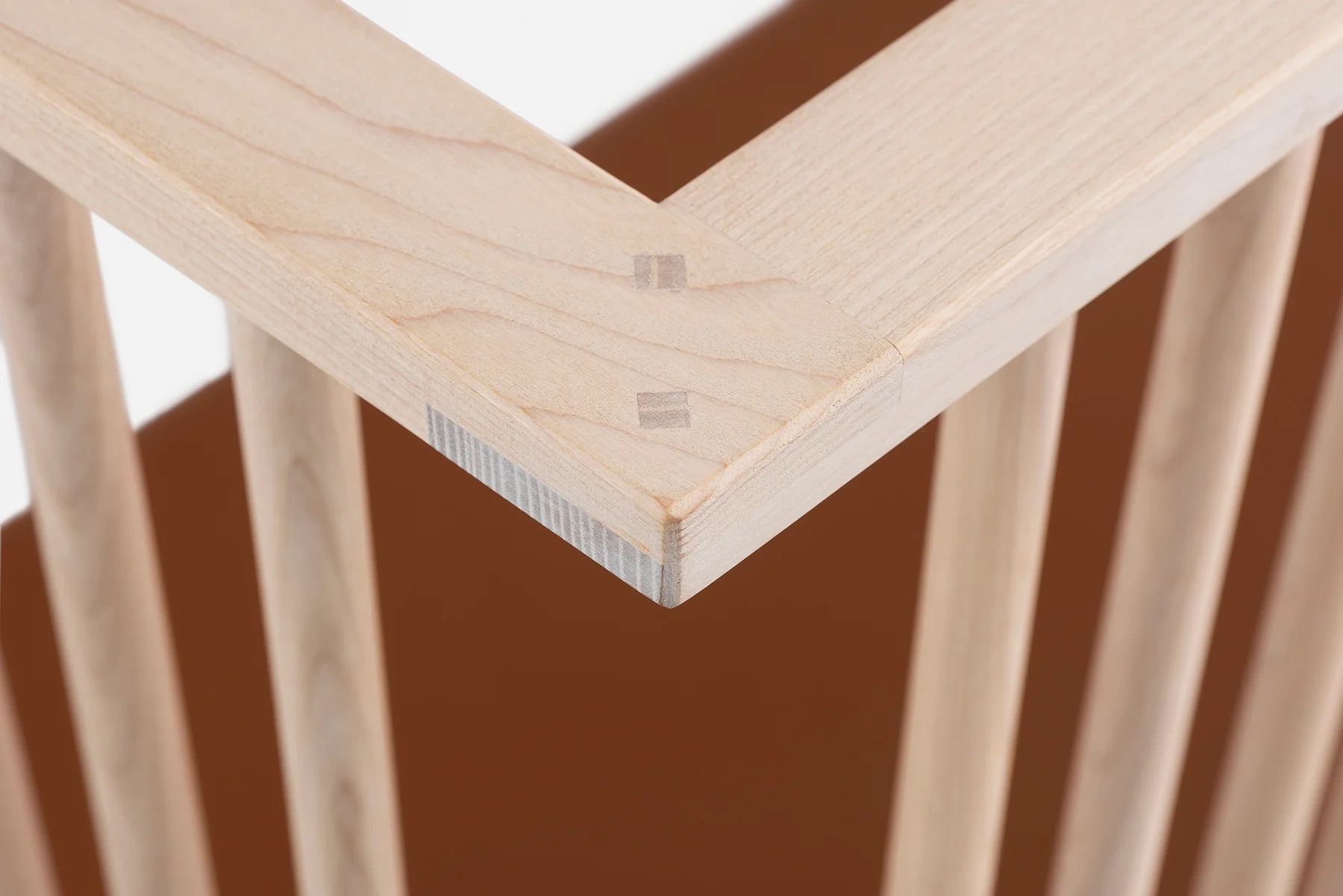 445 Low Settleby Studioilseinwhiteoiledashand447 L Seat Padinbrownleather detail5web 1800x1800