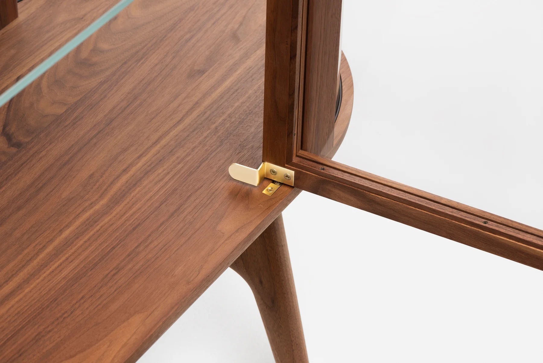 789 Solo Vitrineby Neri Huin Danishoiledwalnut detail5web 1800x1800