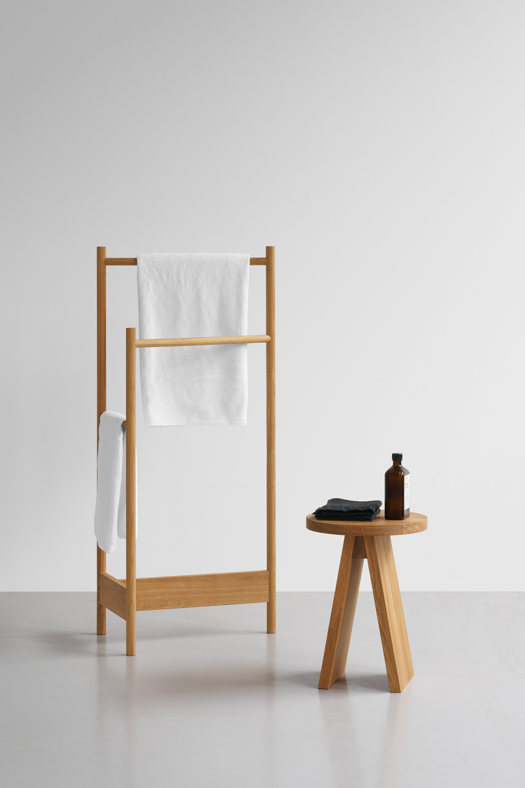 EK01 STOOL EK04 TRIPOD