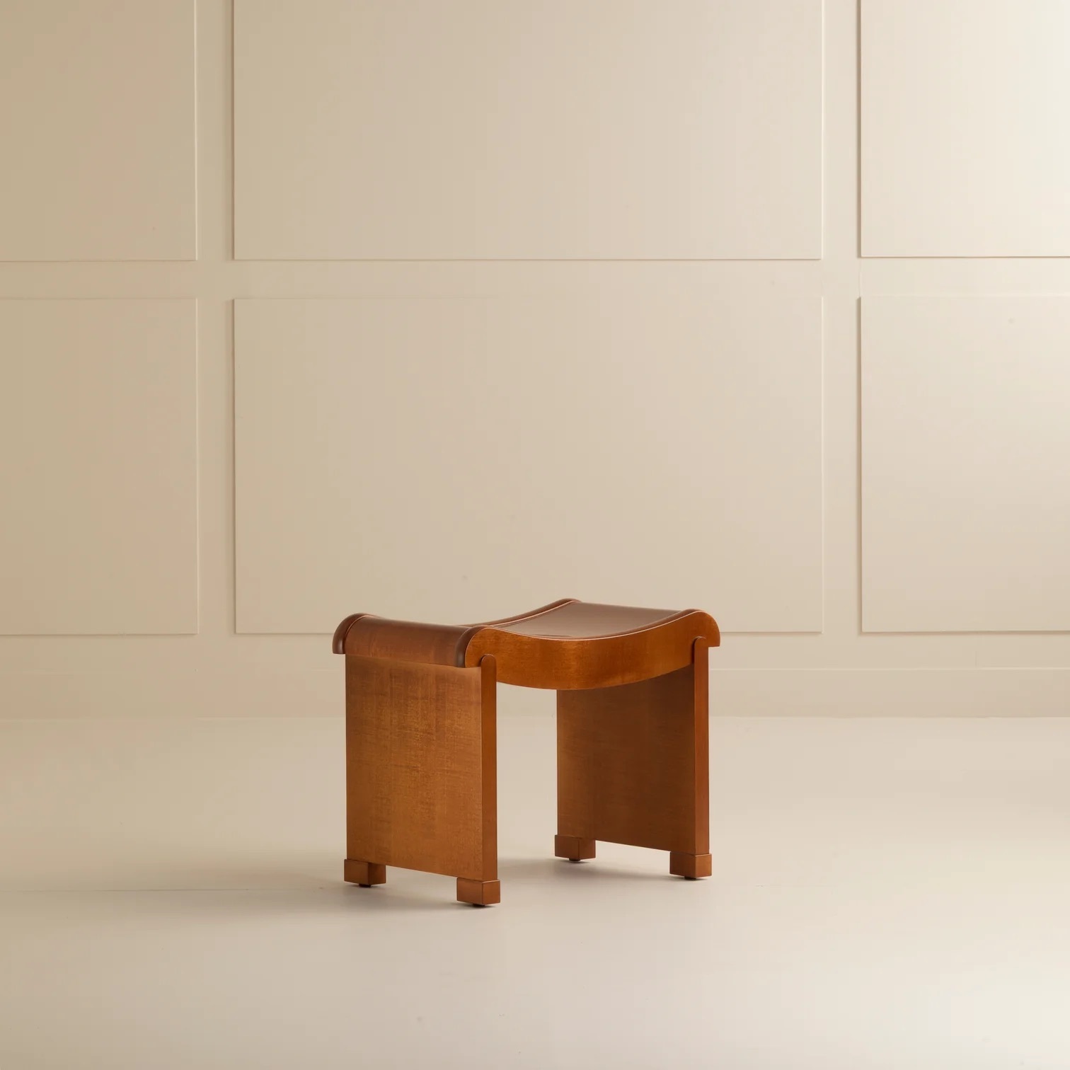 Pierre Chareau 1923 Curule MT1015 01 SQUARE BD 1512x