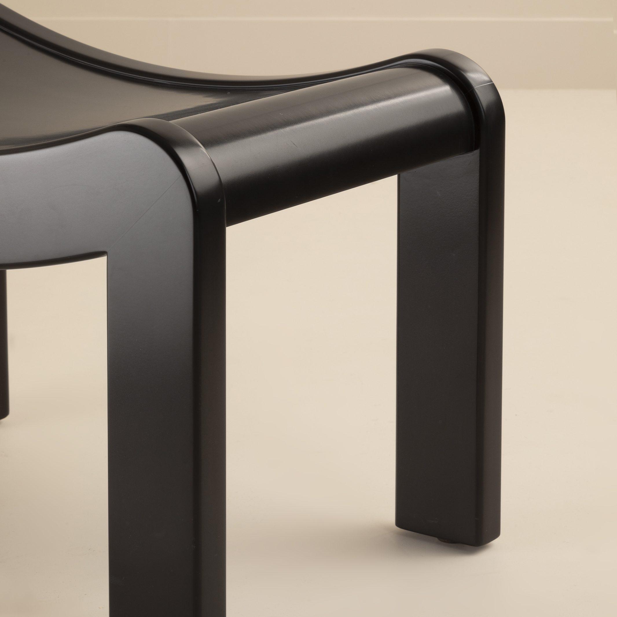 PC 1925 Curule Stool 03 Portrait BD