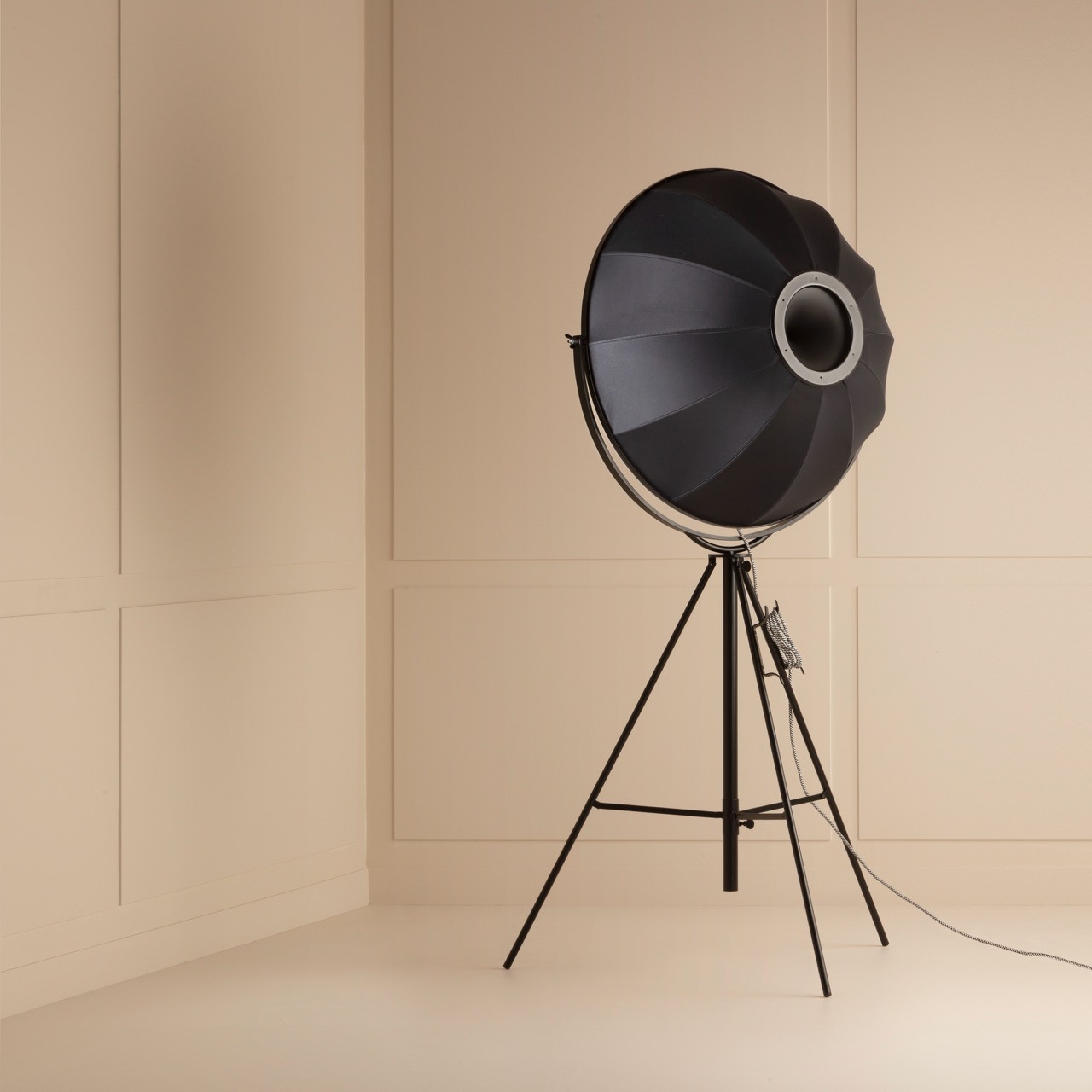 MF 1907 Projector 04 Square BD Large
