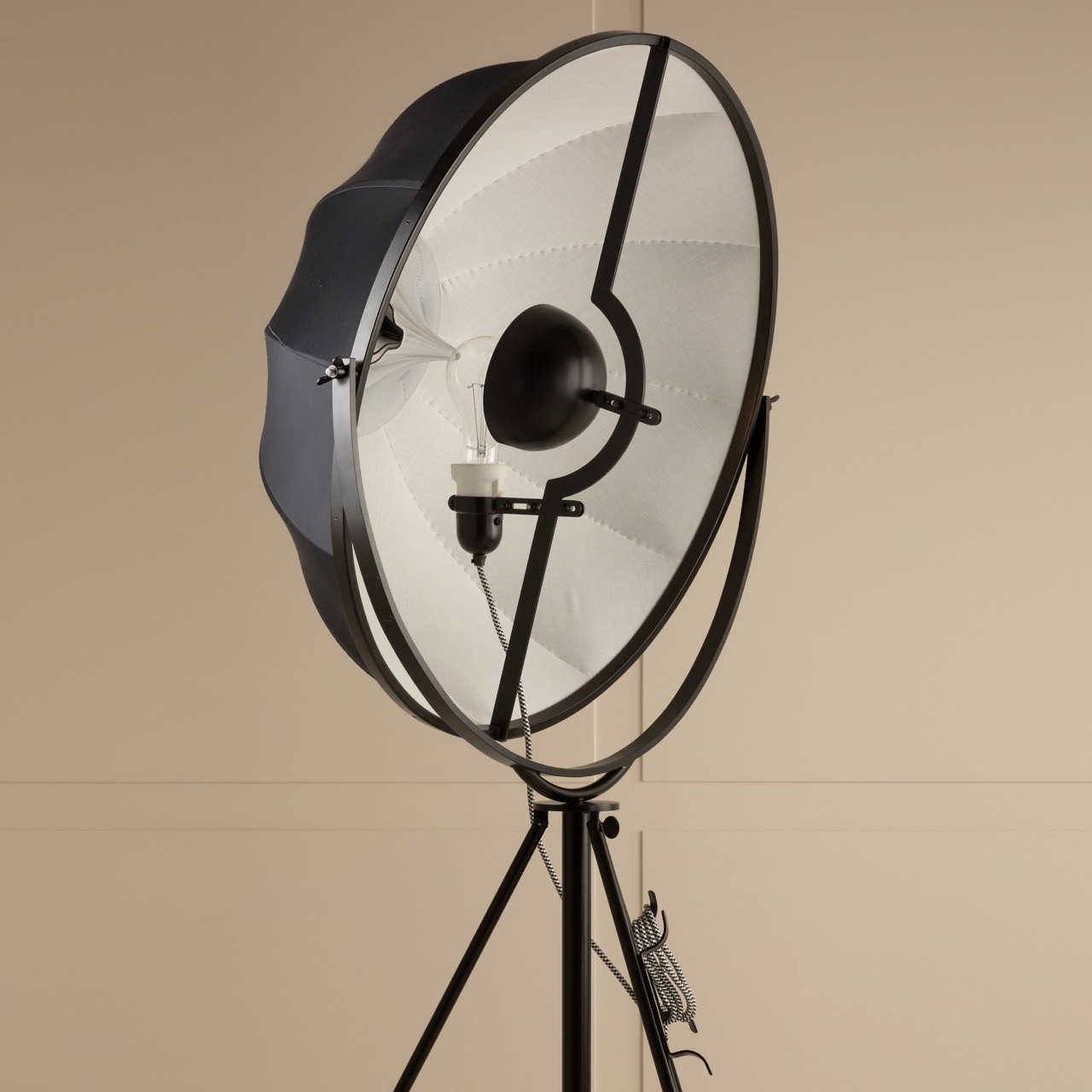 MF 1907 Projector 06 Square BD Large