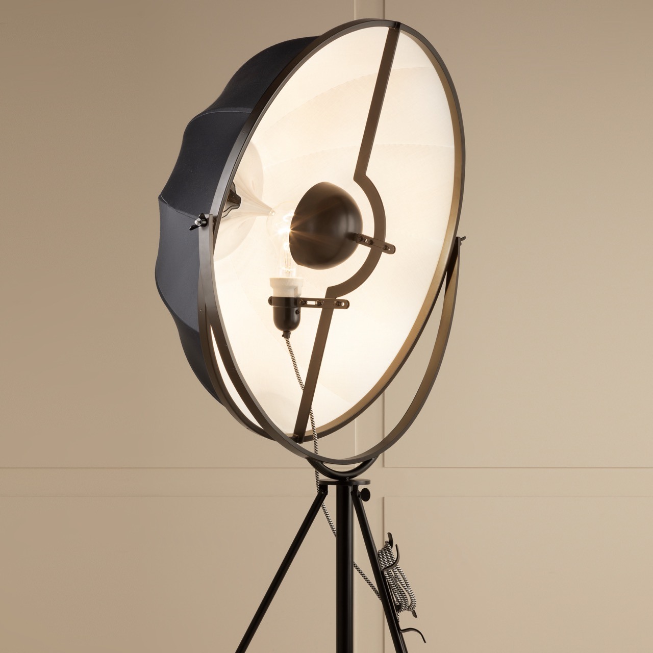 MF 1907 Projector 07 Square BD Large