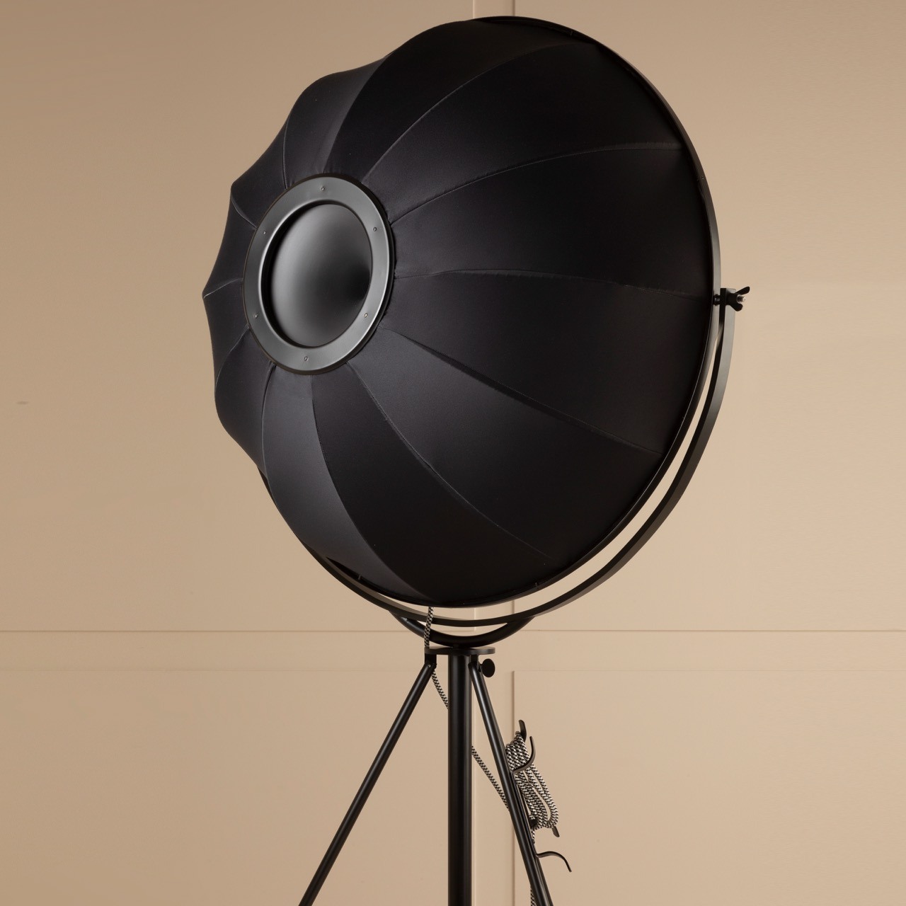 MF 1907 Projector 08 Square BD Large