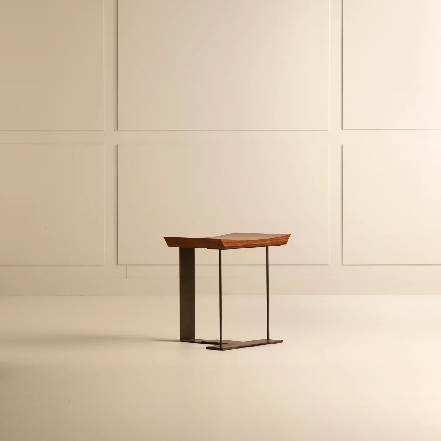 TC 1927 T Stool 02 Square 1512x