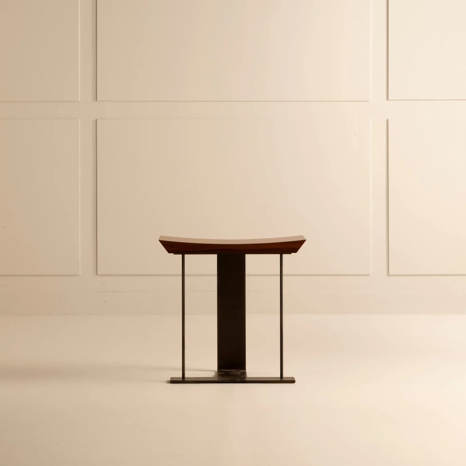 TC 1927 T Stool 03 Square 1512x