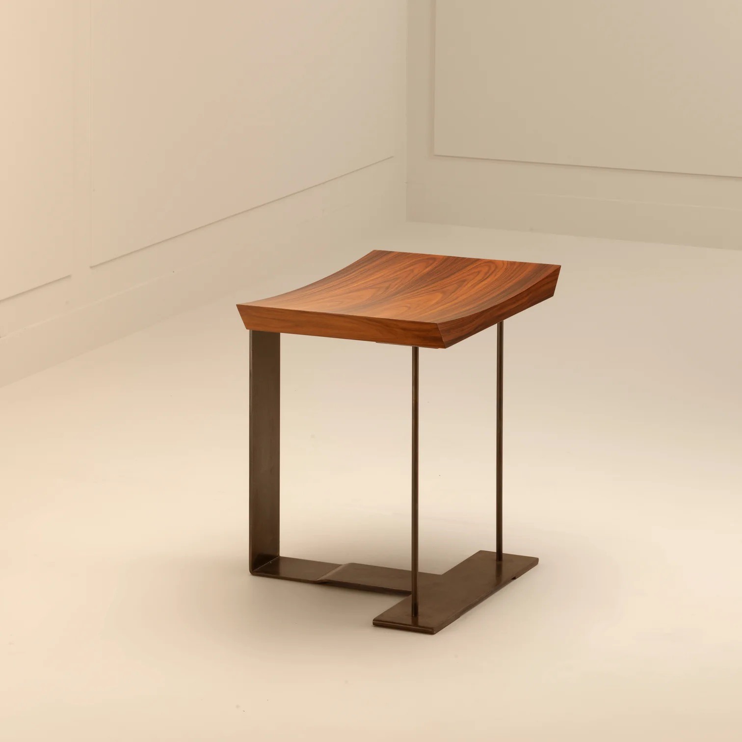 TC 1927 T Stool 04 Square 1512x