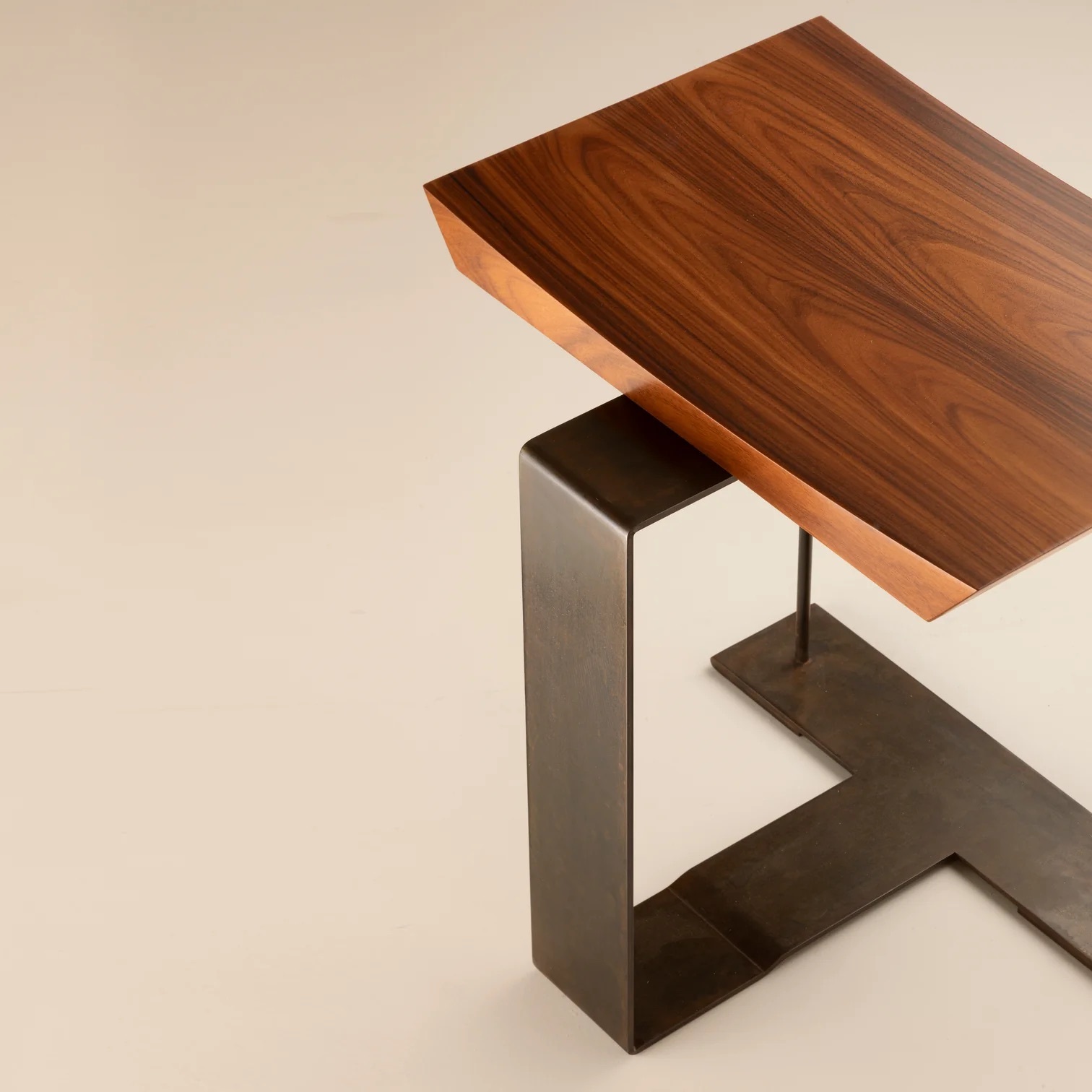 TC 1927 T Stool 05a Square 1512x