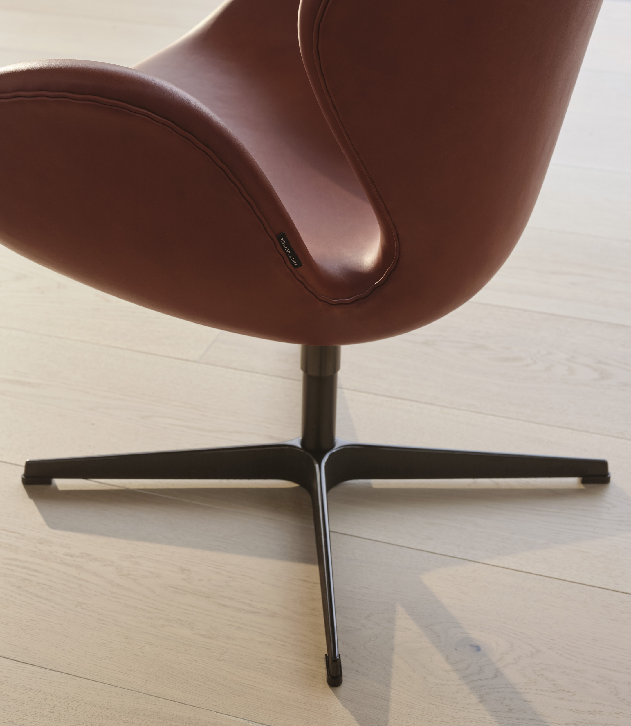 FH Anniversary Collection Swan grace chestnut PVD base closeup RGB