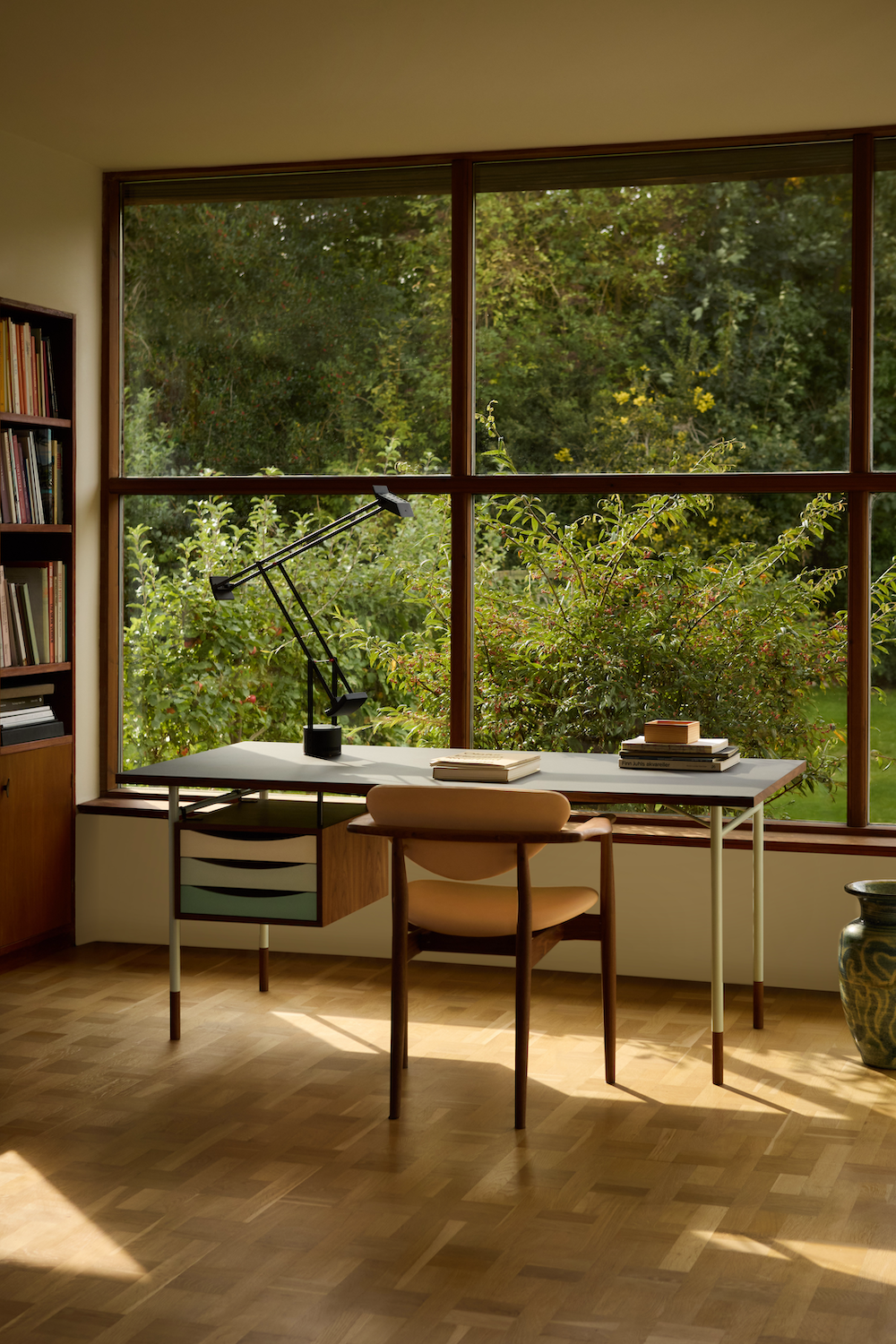 Nyhavn desk walnut 109 chair walnut vegetal nature leather