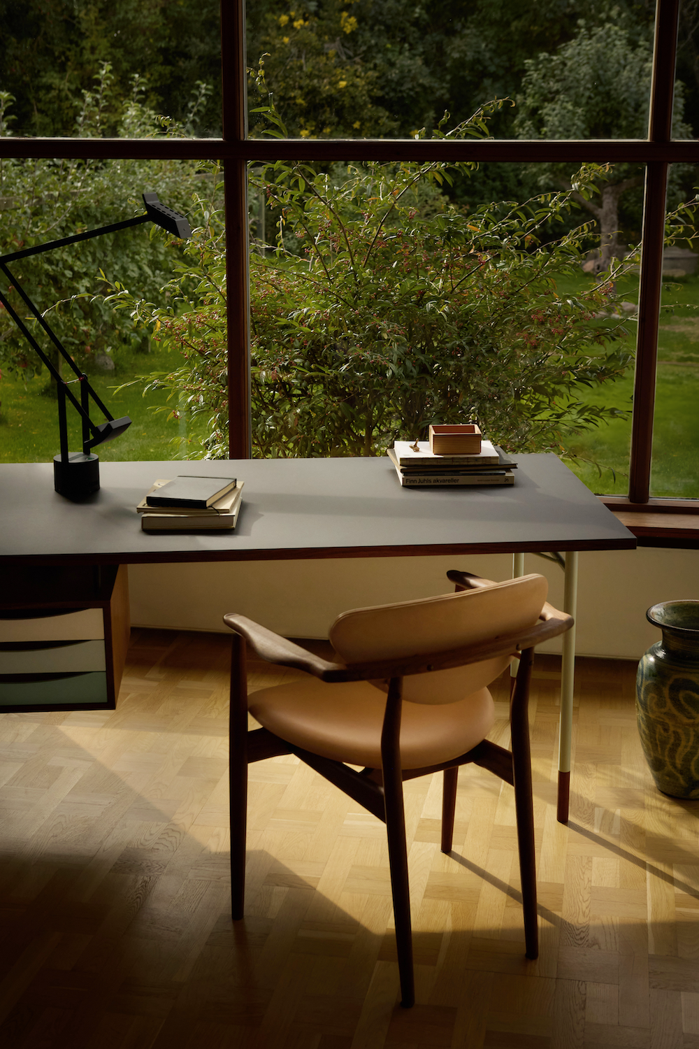 Nyhavn desk walnut 109 chair walnut vegetal nature leather 01