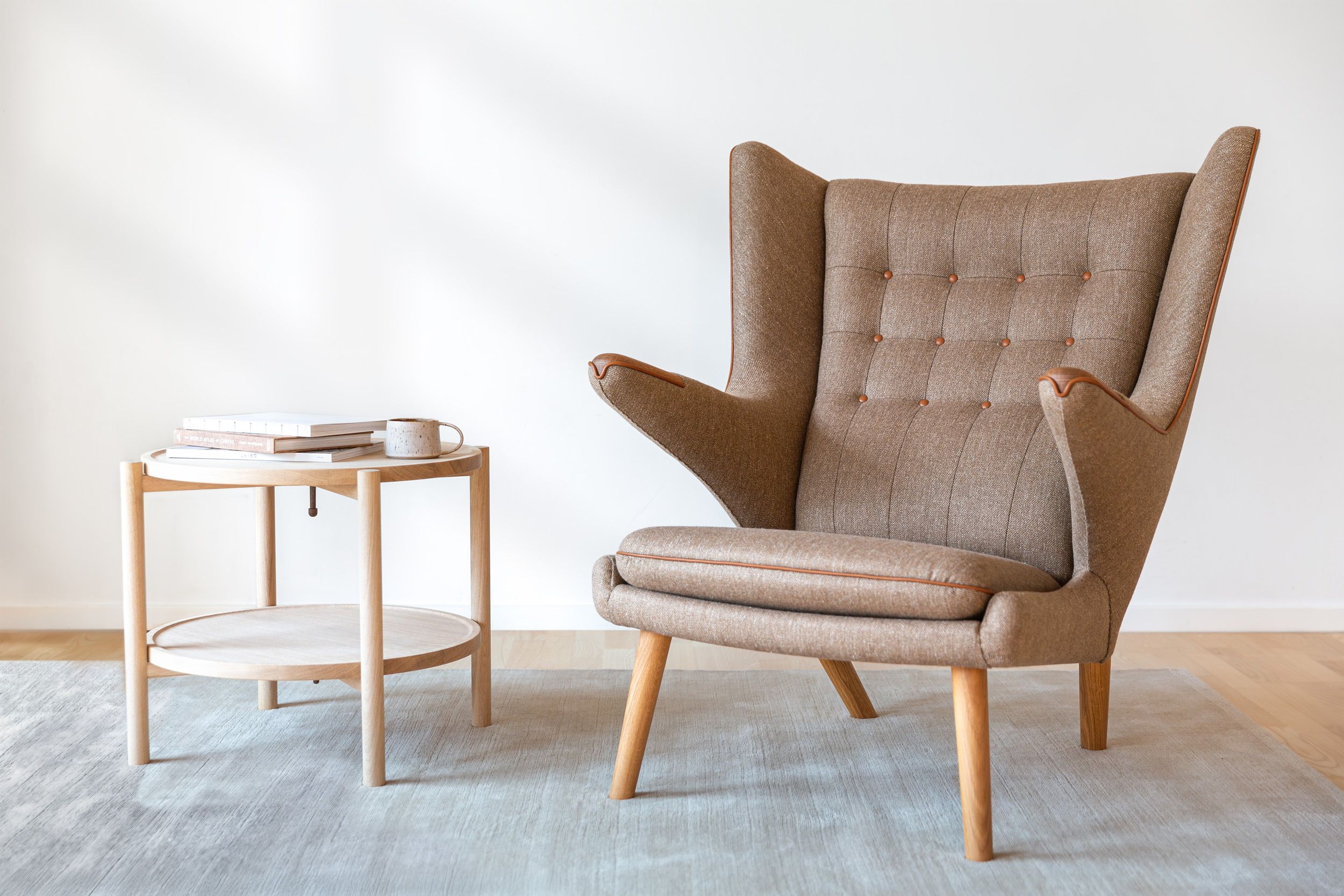 Ppmobler wegner pp19 papa bear chair oak beige walnut lifestyle 2