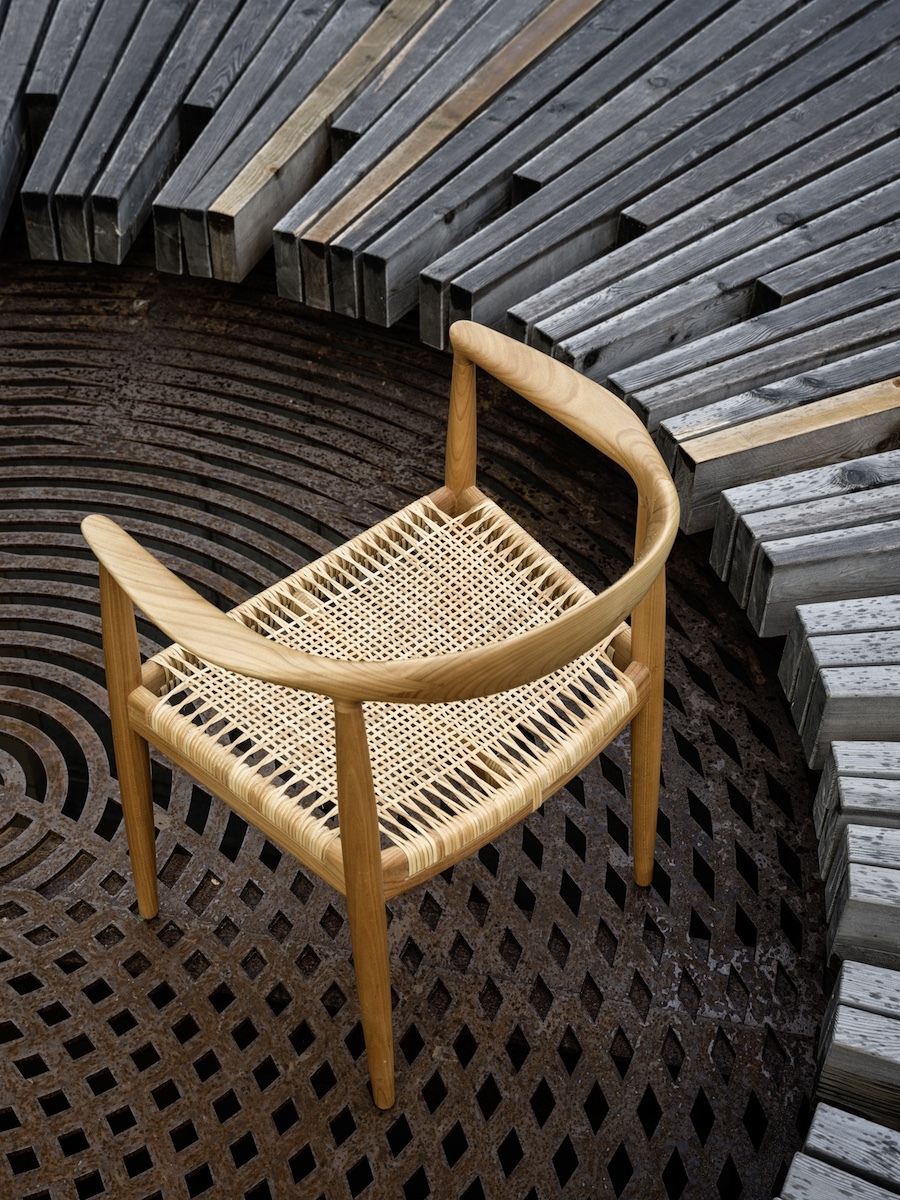 Pp mobler wegner pp501 round chair lifestyle arr 3