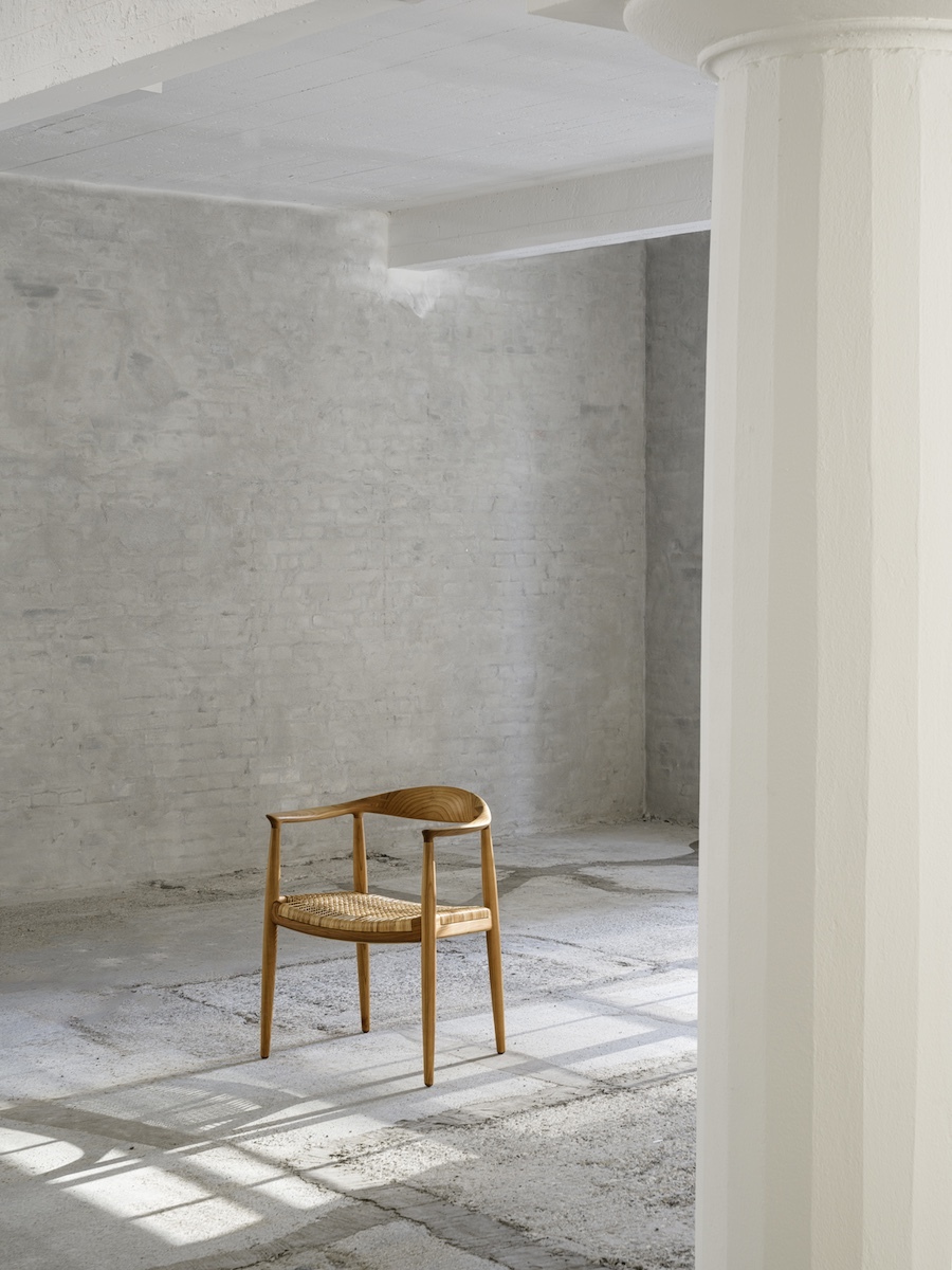 Pp mobler wegner pp501 round chair lifestyle arr 7