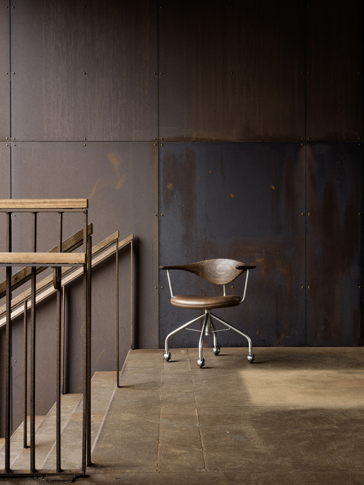 Pp502 2024 carlsberg byen lifestyle swivel chair clr arr 1