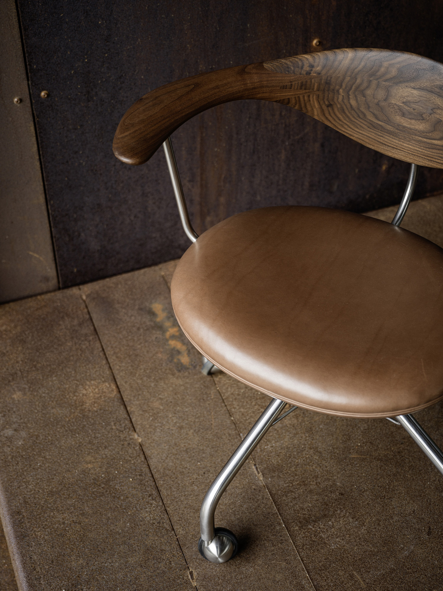 Pp502 2024 carlsberg byen lifestyle swivel chair clr arr 3