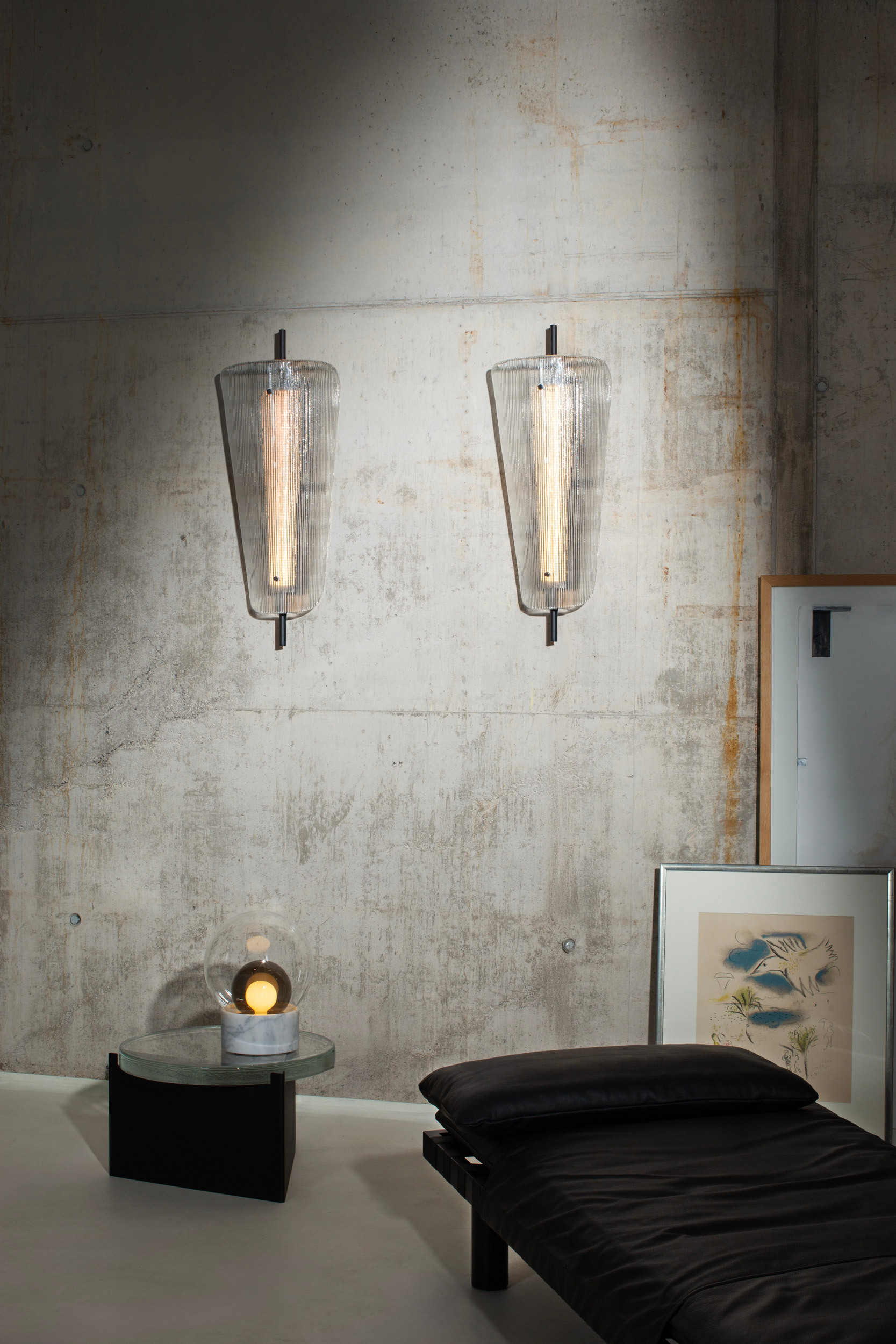 Alwa Two Bent Wall Boule Small Pallet Lifestyle1 pulpo