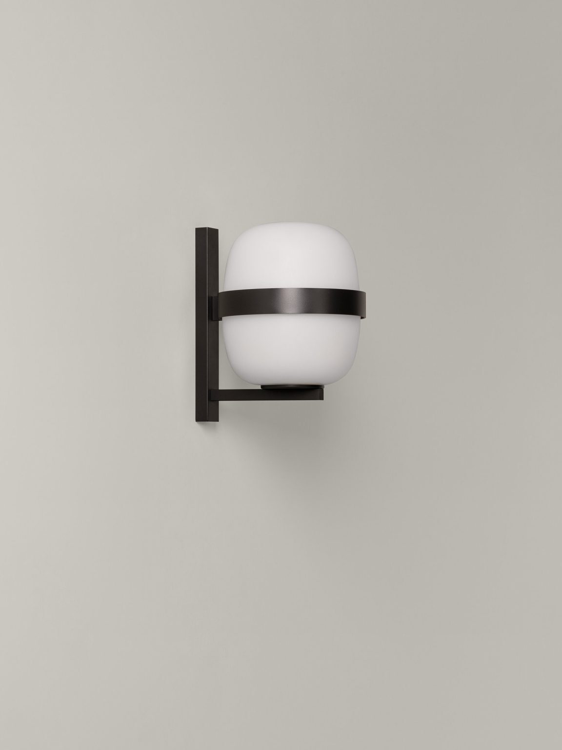 Santa Cole Wally Cestita negro lateral off Badrinas 2022 WALWA01 v1 x2400 1152x1536