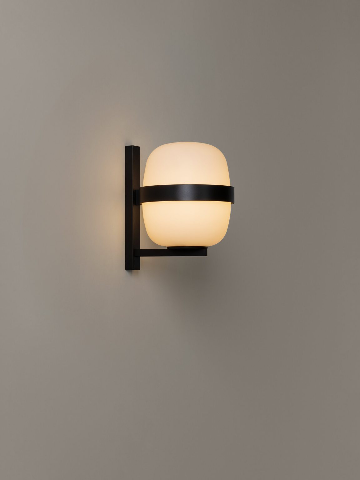 Santa Cole Wally Cestita negro lateral on Badrinas 2022 WALWA01 v1 x2400 1152x1536